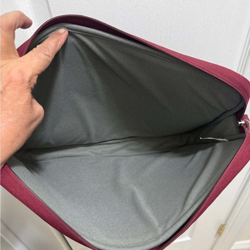 Belkin Quilted Burgundy Laptop Bag in new condition cond